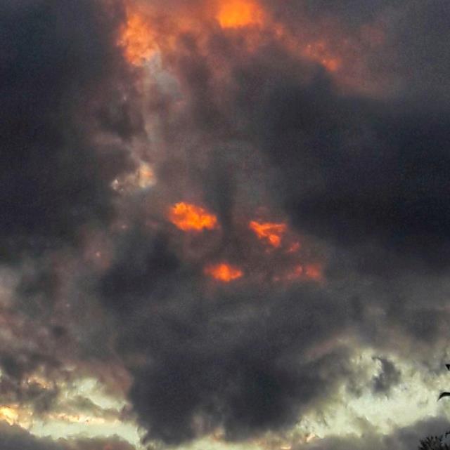 Bingöl'de gökyüzünde belirten görüntü akıllara Yüzüklerin Efendisi filmindeki 'Sauron' karakterini getirdi Bingöl'de gökyüzünde belirten görüntü akıllara Yüzüklerin Efendisi filmindeki 'Sauron' karakterini getirdi