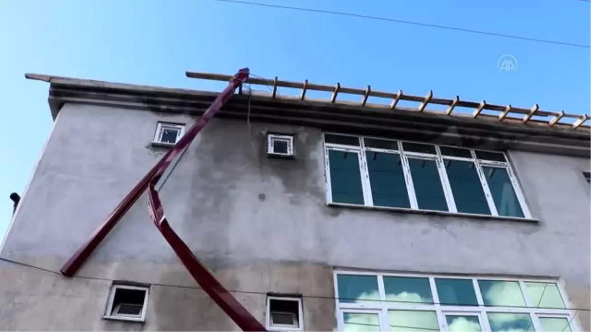 Çatıda elektrik akımına kapılan 2 kişiden biri öldü