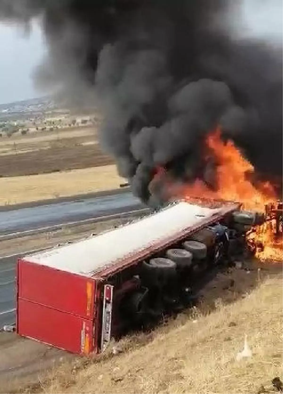 DEVRİLEN TIR\'IN KUPA KISMI ALEV ALDI; O ANLAR KAMERADA