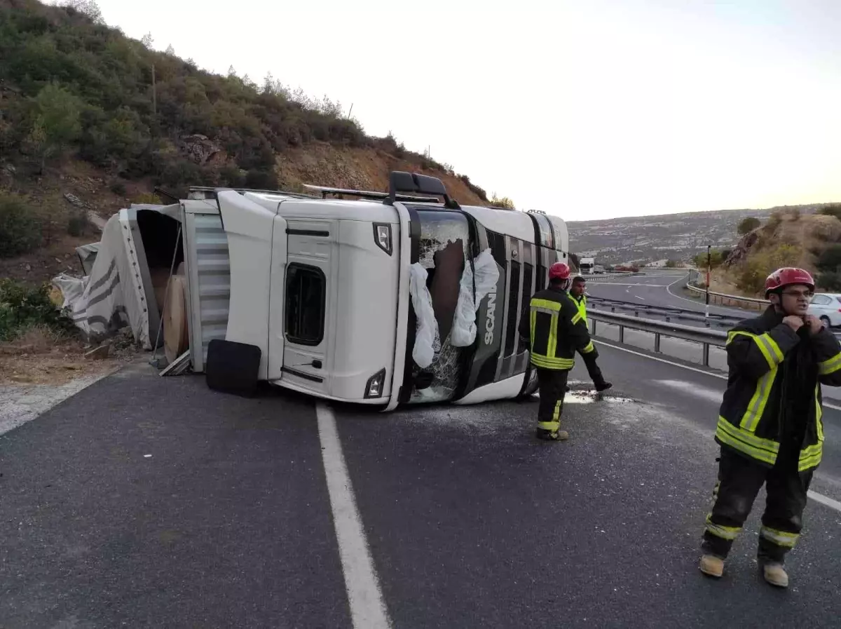 Devrilen tırdaki sürücü yaralandı