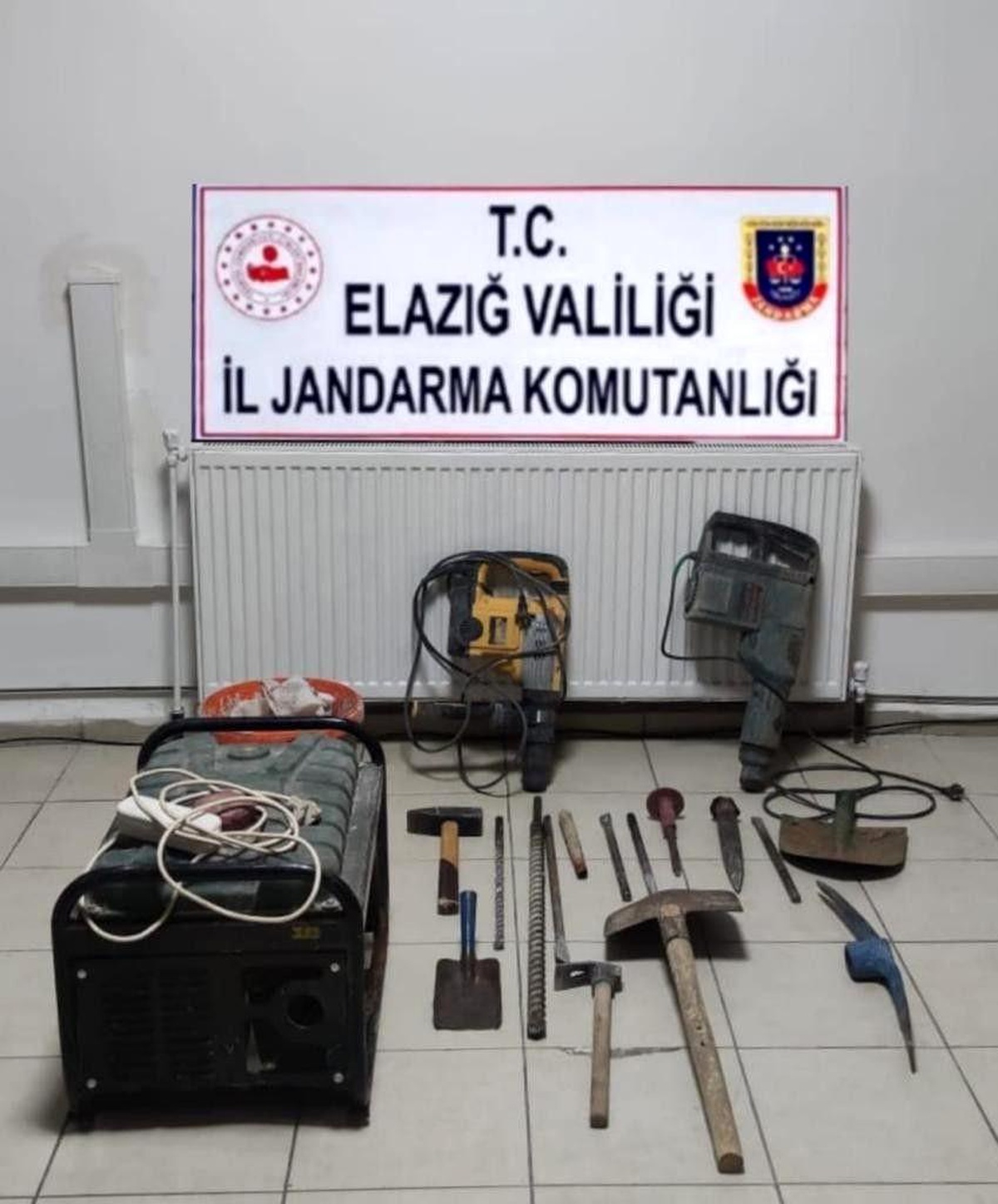 Elazığ haber! Elazığ\'da kaçak kazı yapan 4 şüpheli suçüstü yakalandı