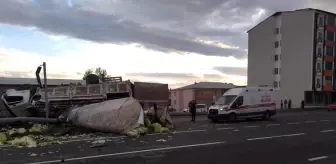 Erzurum haberi! Erzurum'da sebze yüklü kamyon otomobile çarparak takla attı