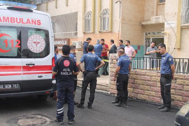 Eşini öldürdü, çocuklarını alıp kaçarken yakalandı Eşini öldürdü, çocuklarını alıp kaçarken yakalandı