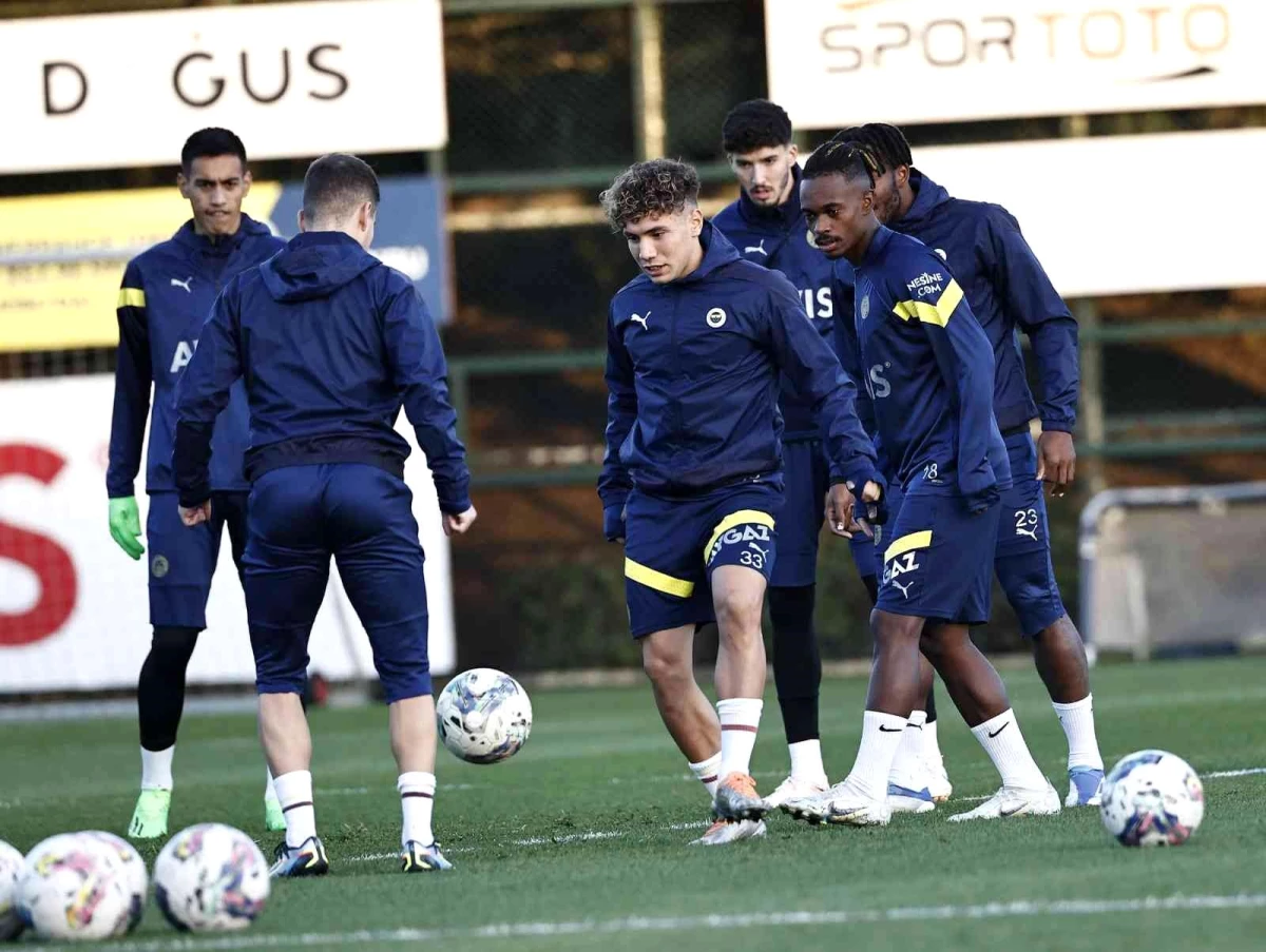 Fenerbahçe, Başakşehir maçı için kampa girdi