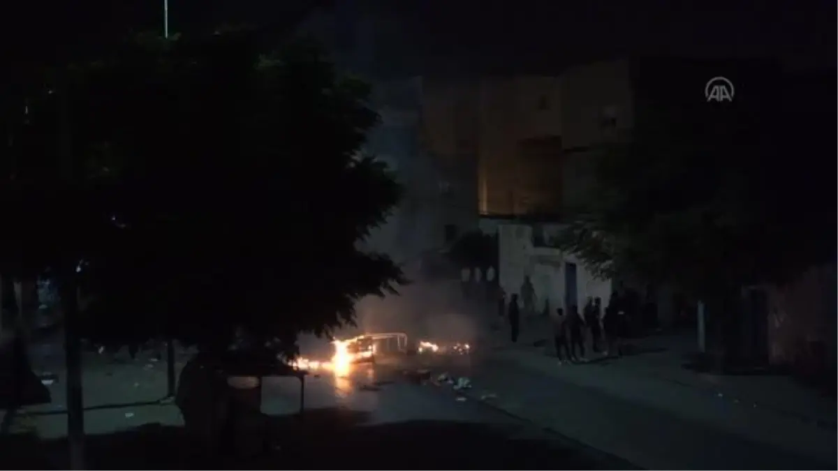 Göstericiler ateş yakarak yol kapattı