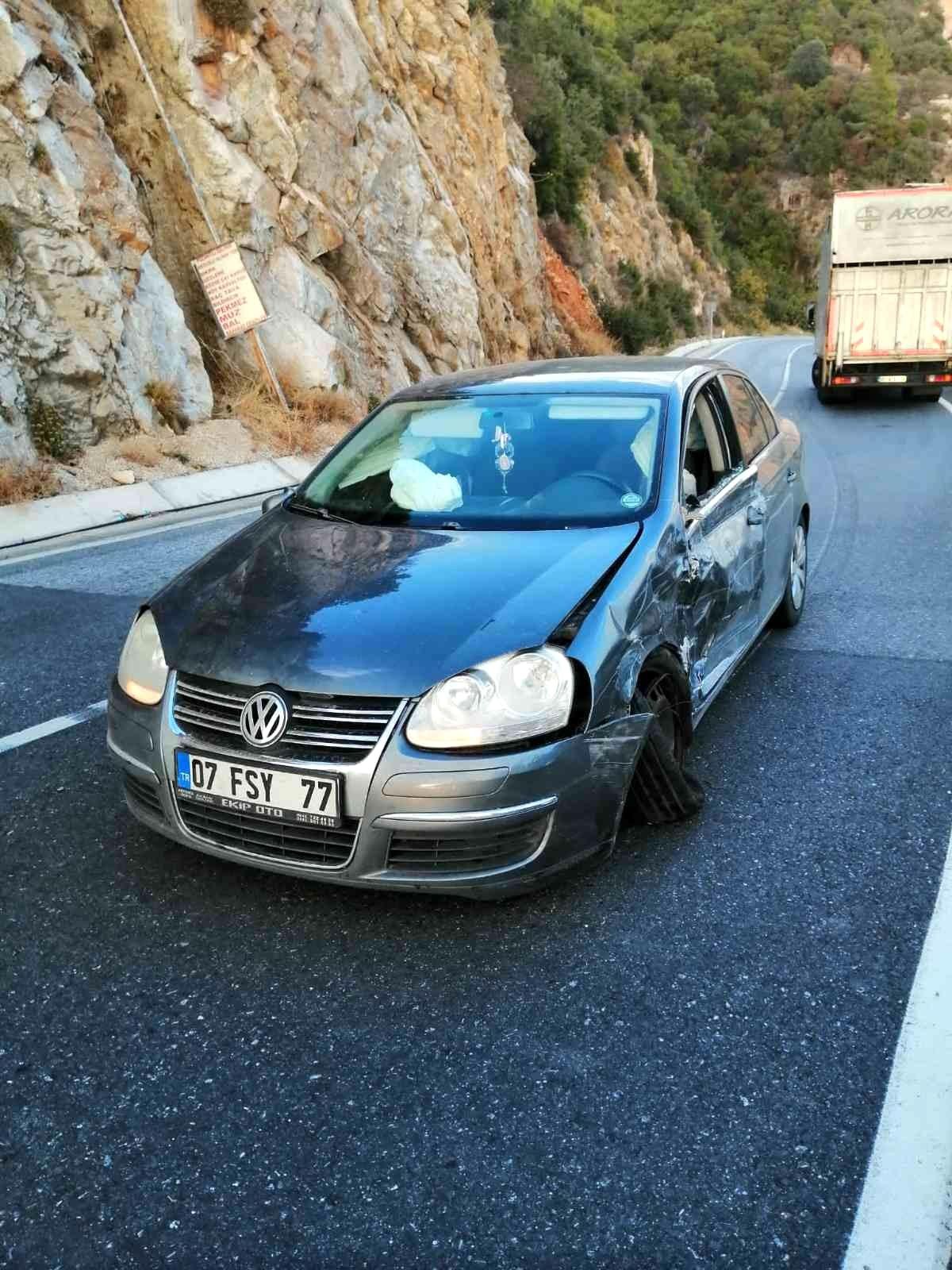 Son dakika 3. sayfa: Hatalı sollama yapan otomobil kamyonla çarpıştı: 2 yaralı