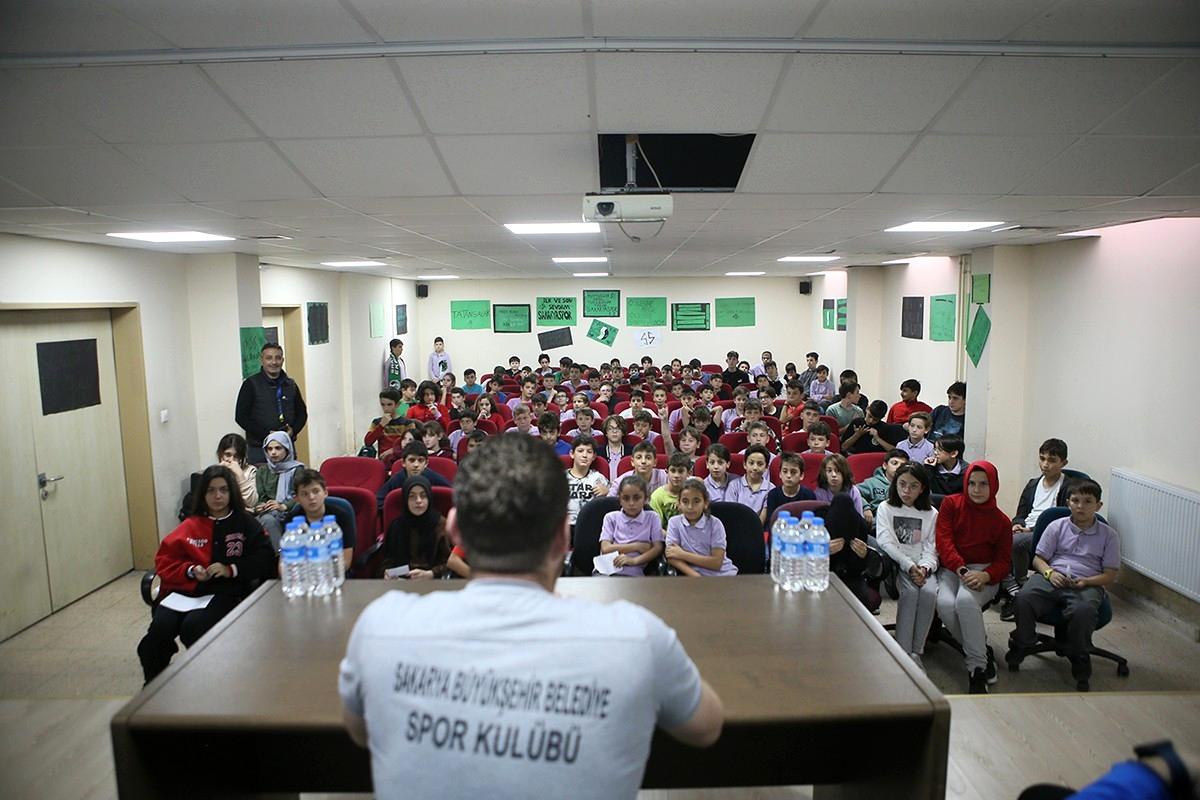 Hentbol takımı minik öğrencilerle bir araya geldi