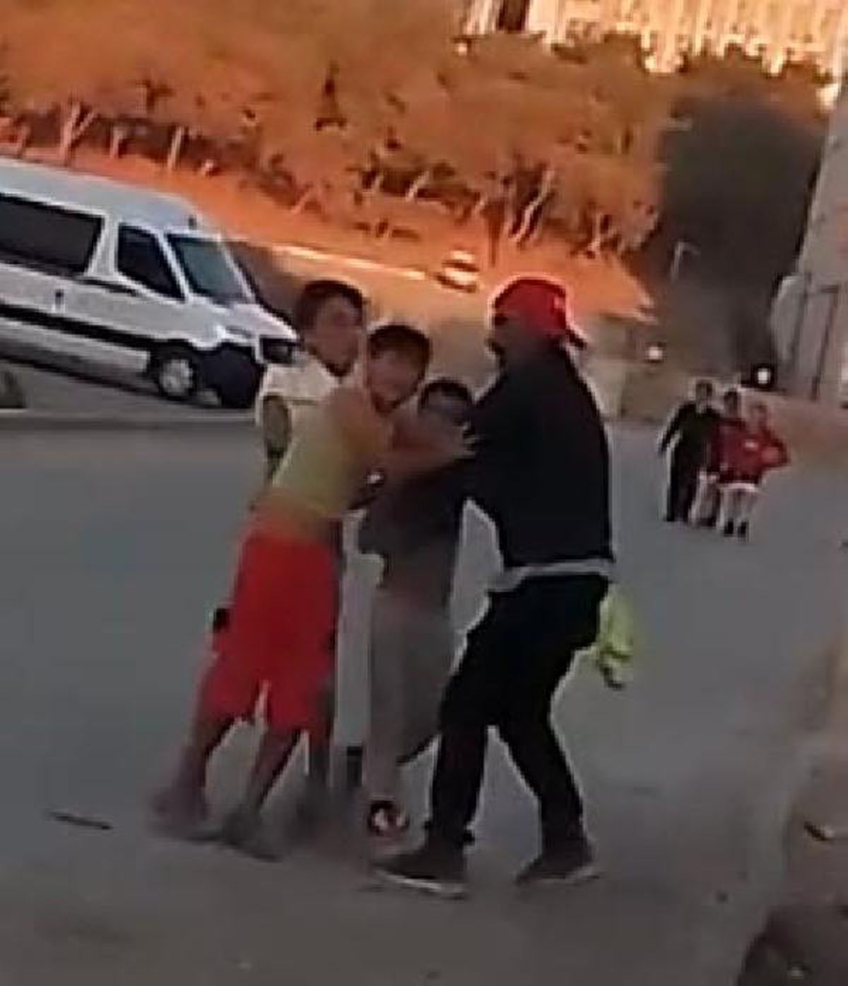 Hurdacı, 3 çocuğu darbetti; o anlar kamerada