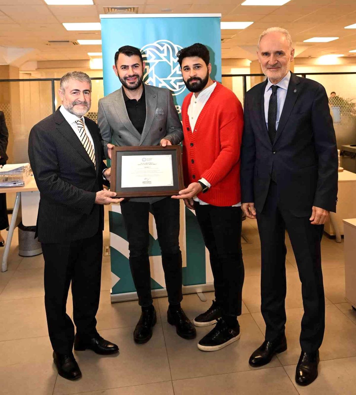 İstanbul Ticaret Odası\'nın 700 bininci üyesine sertifikasını Bakan Nebati takdim etti