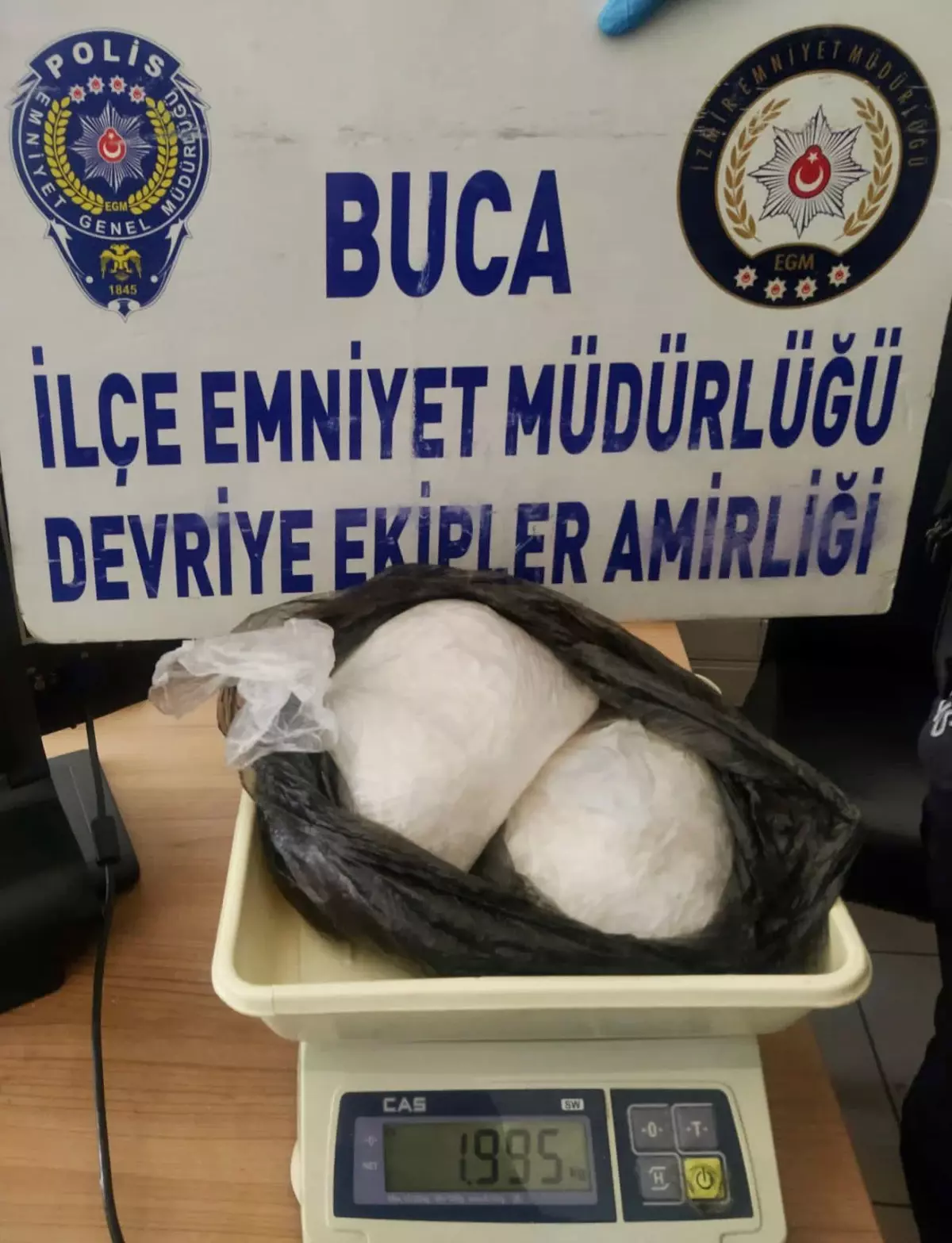 Son dakika haber | İzmir'de polisten kaçan 2 şüpheli 2 kilogram uyuşturucuyla yakalandı