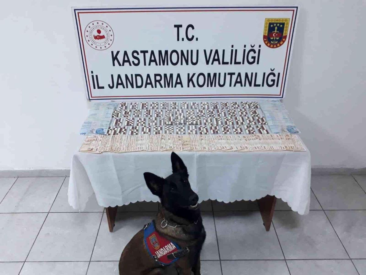 Son dakika haberleri! Jandarmanın arama yaptığı araçtan 826 adet sentetik ecza hap çıktı: 3 gözaltı