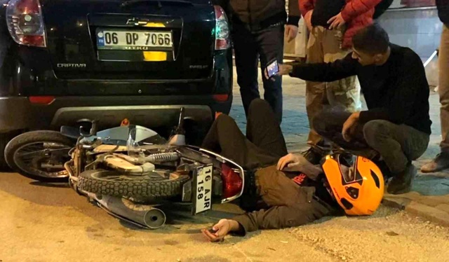 Kazada ölümden dönen sürücü, yardımcı olan genç ile özçekim yaptı Kazada ölümden dönen sürücü, yardımcı olan genç ile özçekim yaptı