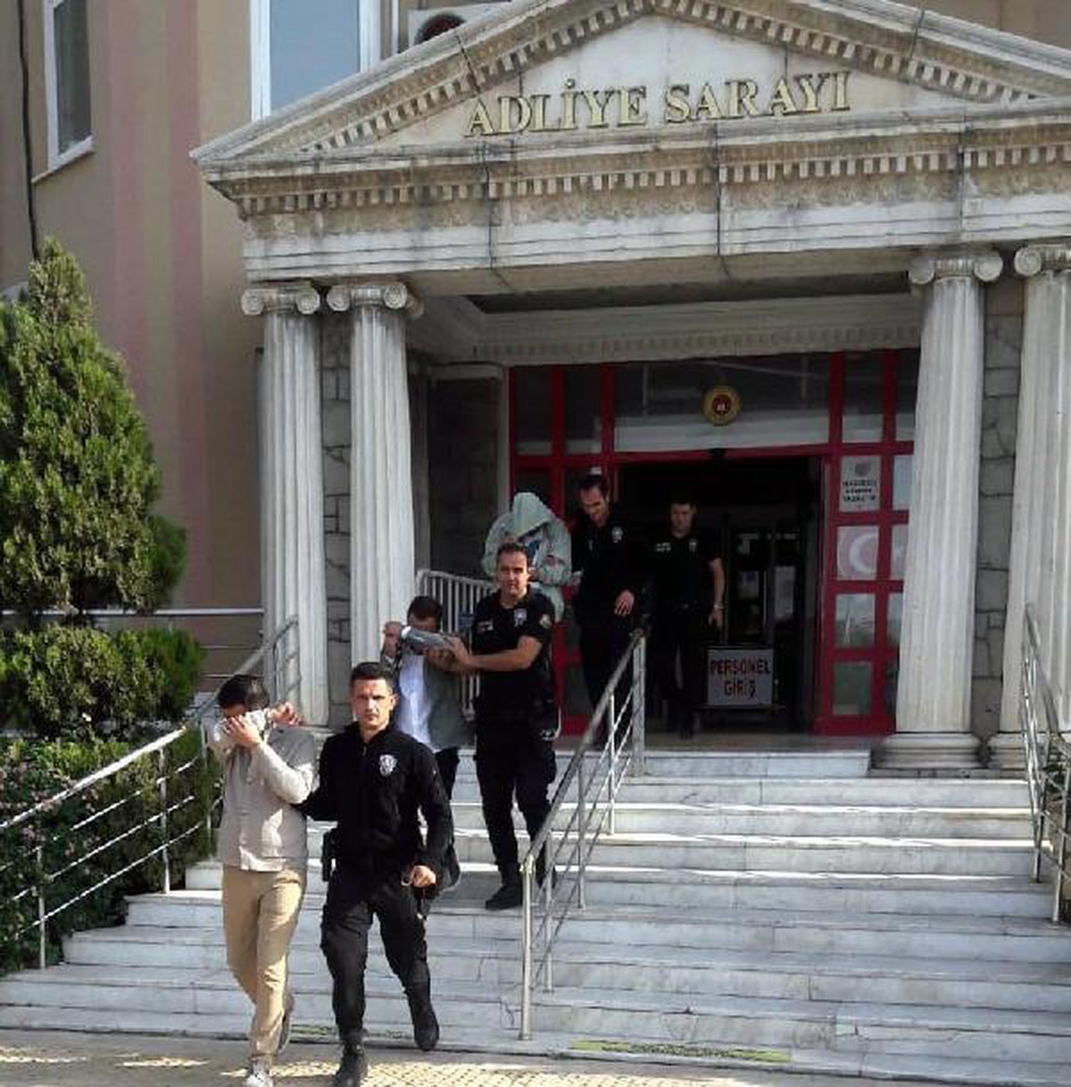 Kendilerini emlakçı olarak tanıttıkları devre mülk sahiplerini 174 bin lira dolandırdılar