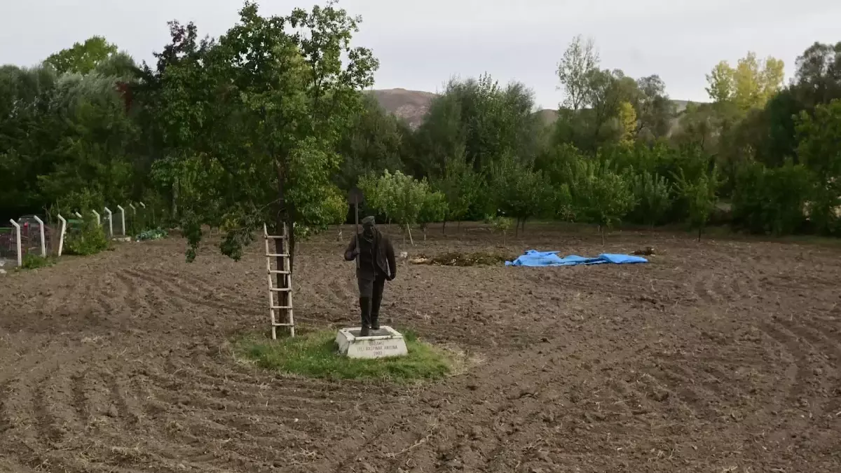 Köyündeki Bahçeye Yaptığı Babasının Heykelini Onaran Heykeltraş Başpınar: "Bu Heykel Üretmek İçin Emeğini Esirgemeyen Anadolu Köylüsünün İfade...