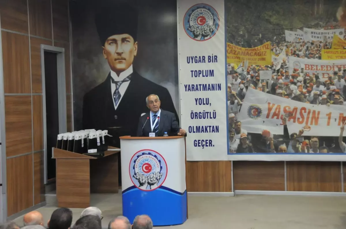 Kürsüde konuşma yaparken rahatsızlanan eski sendika başkanı Haşim Candan yaşamını yitirdi