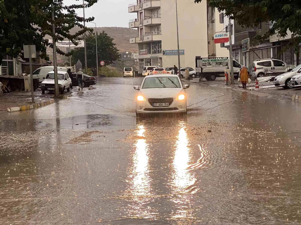 Mardin haberleri! Mardin\'de şiddetli yağmur yolları göle çevirdi
