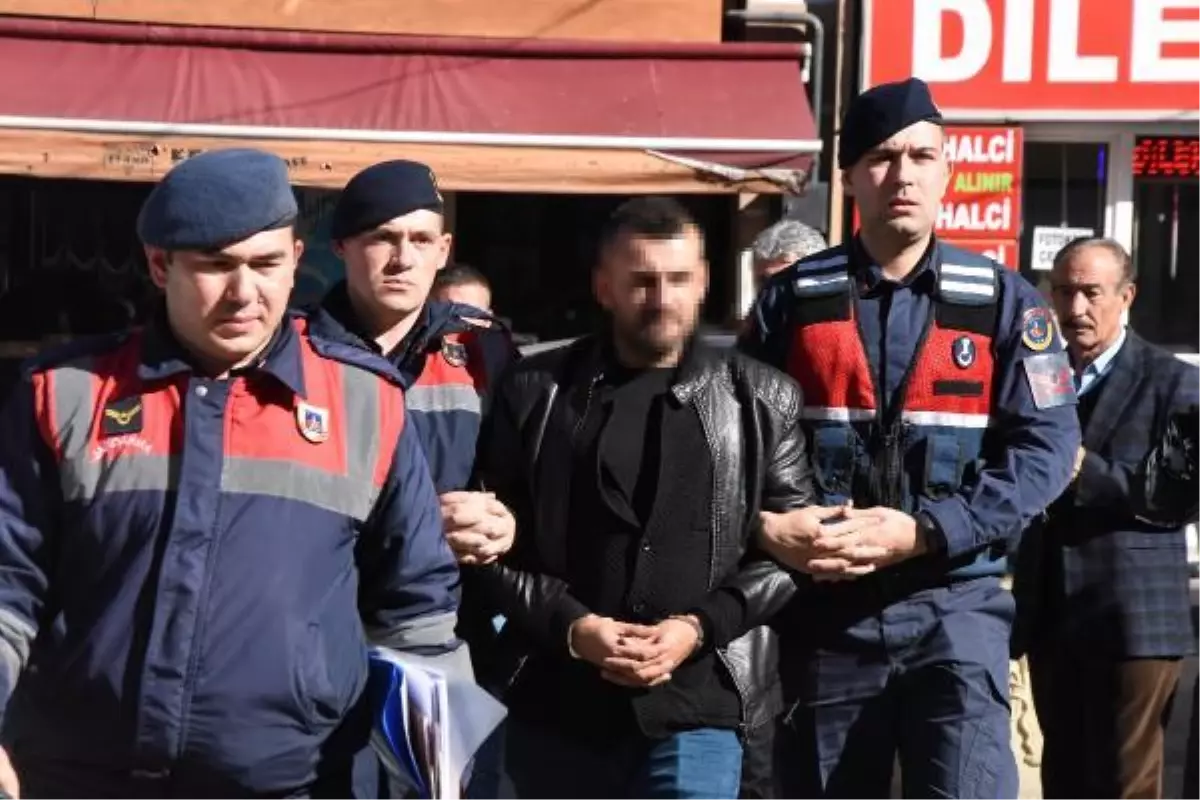 Otomobilin önünü kesip, akrabası çifti vurdu