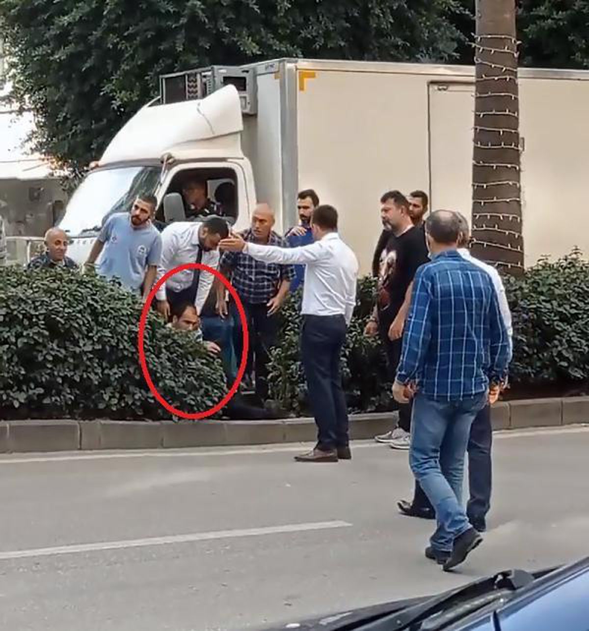 Son dakika gündem: Para dolu çantayı çalan kapkaççıyı yakalayıp, polise teslim ettiler