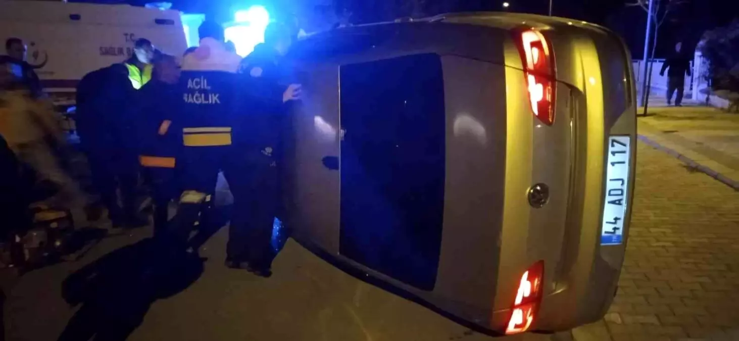 Son dakika haberi... Park halinde araca çarpan otomobil yan yattı: 4 yaralı