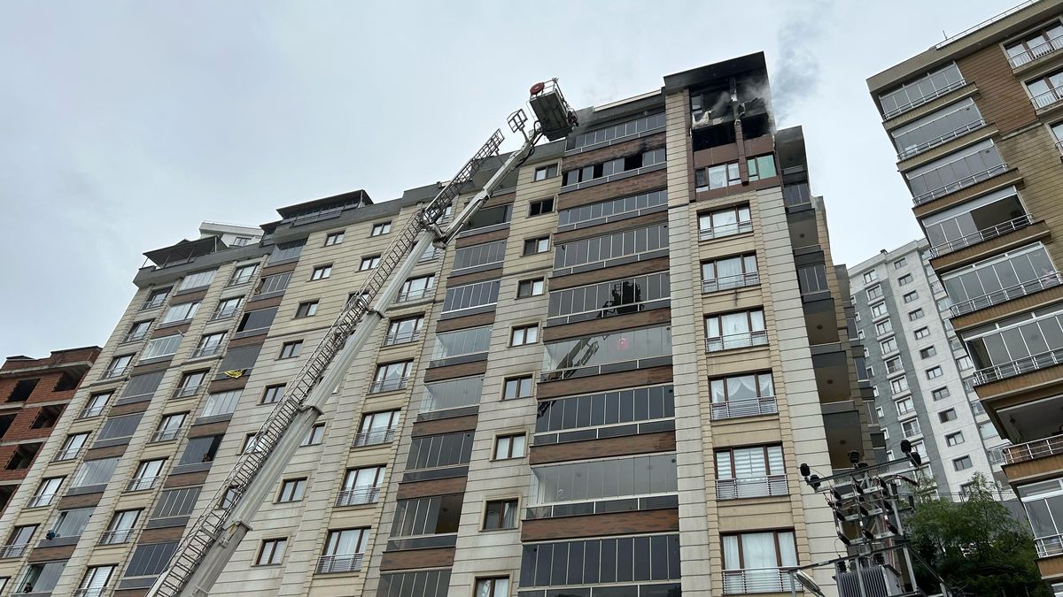 Trabzon haber! Trabzon\'da bir apartmanda çıkan yangında 3 kişi dumandan etkilendi