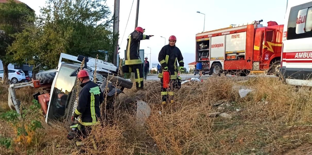 Son dakika haber... Traktör yüklü kamyonetle otomobil çarpıştı: 4 yaralı