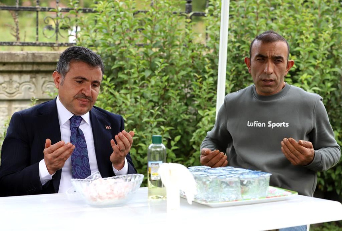 Son dakika haber | Vali Atay, şehit annesinin ailesine başsağlığı diledi
