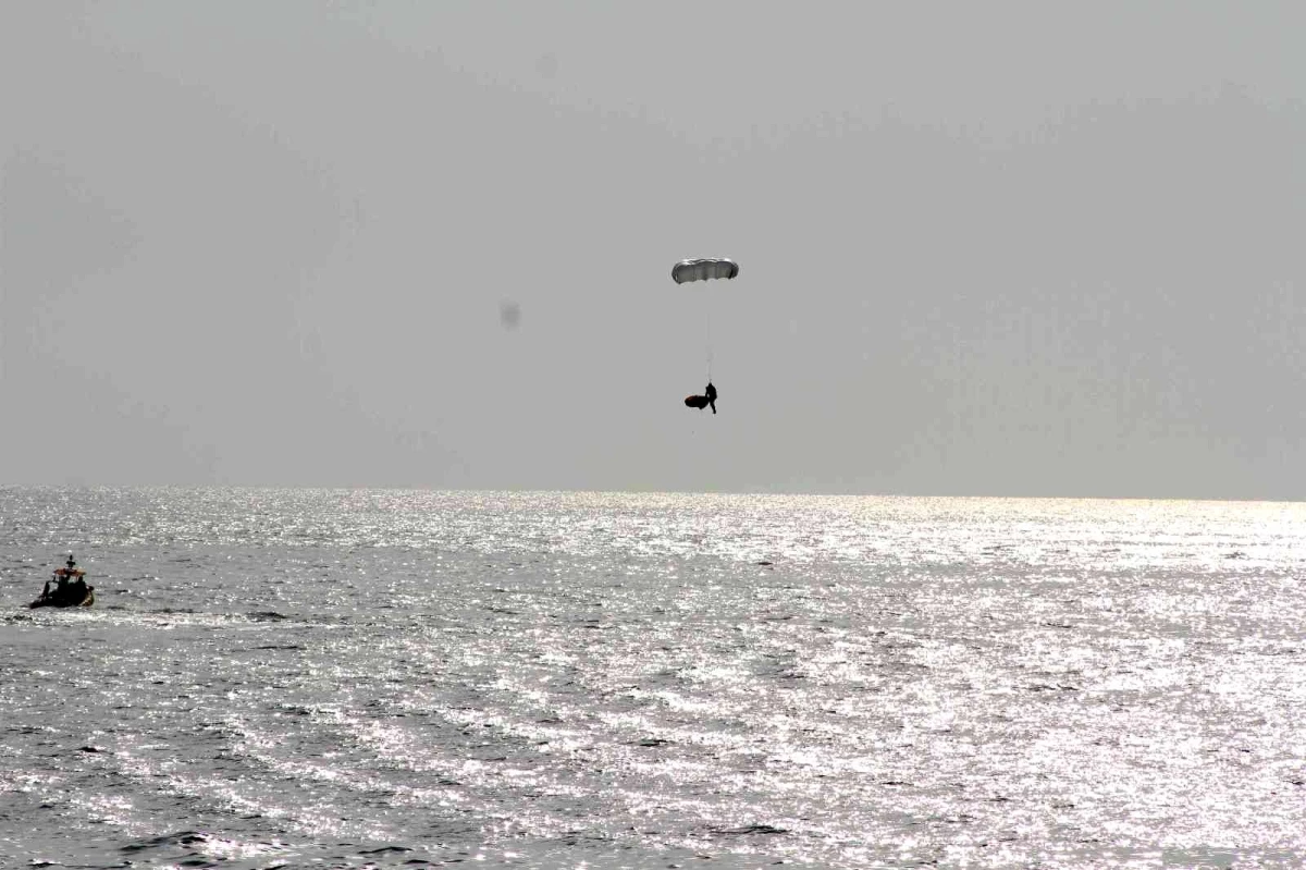 Yedek paraşütü ile denize indi