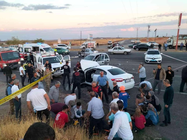 3 otomobilin birbirine girdiği kazada can pazarı! Polis memurunun eşi hayatını kaybetti