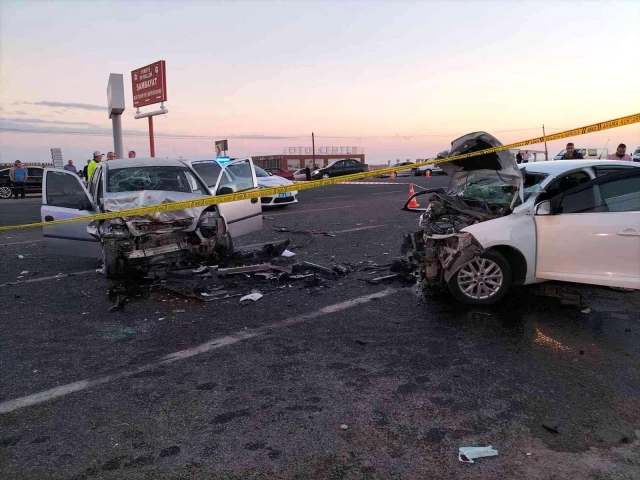 3 otomobilin birbirine girdiği kazada can pazarı! Polis memurunun eşi hayatını kaybetti