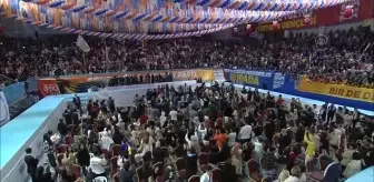 AK Partili gençler, Cumhurbaşkanı Erdoğan'ı 'O Zaman Git Konuş Onlara 'Türkiye Yüzyılı' başlıyor de' pankartıyla selamladı