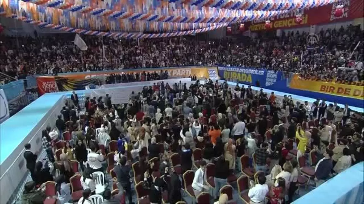 AK Partili gençler, Cumhurbaşkanı Erdoğan'ı 'O Zaman Git Konuş Onlara 'Türkiye Yüzyılı' başlıyor de' pankartıyla selamladı