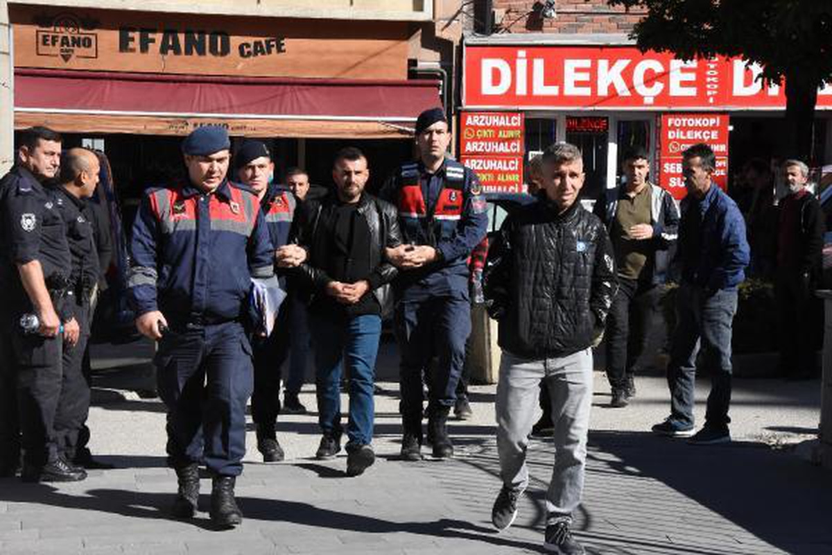Akrabası çifti, eşiyle barışması için aracı olmadıkları için vurmuş