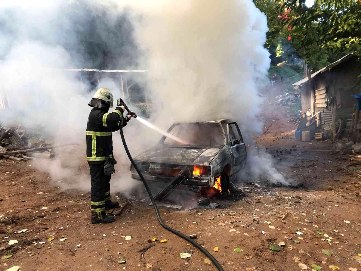 Alev alev yanan otomobilden geriye iskeleti kaldı