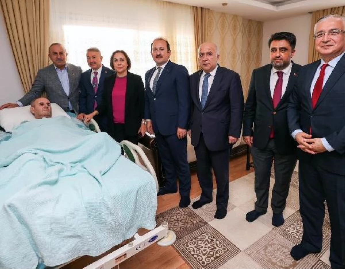 Son dakika haber: Çavuşoğlu, polisevi saldırısında yaralanan polisi evinde ziyaret etti
