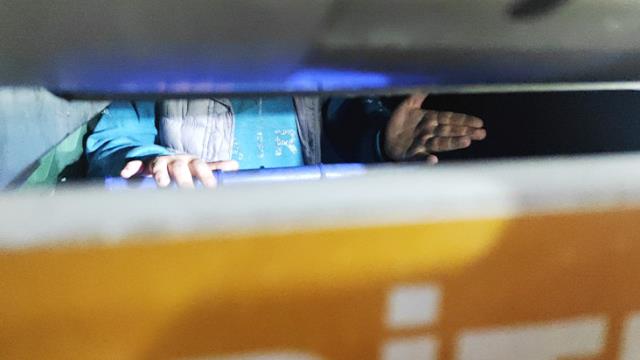 Çığlıklarına koştular! Geri dönüşüm kutusunda mahsur kalan çocuğu ekipler kurtardı Çığlıklarına koştular! Geri dönüşüm kutusunda mahsur kalan çocuğu ekipler kurtardı