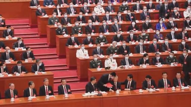 Çin'in eski lideri, kongre sırasında salondan çıkarıldı! Kollarından tutup kaldırdılar Çin'in eski lideri, kongre sırasında salondan çıkarıldı! Kollarından tutup kaldırdılar