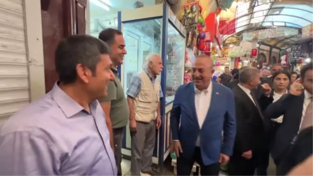 Dışişleri Bakanı Çavuşoğlu, Uzun Çarşı'yı ziyaret etti