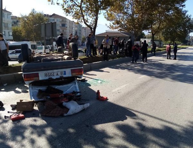 16 yaşındaki ehliyetsiz sürücünün kullandığı otomobil takla attı: 2 yaralı 16 yaşındaki ehliyetsiz sürücünün kullandığı otomobil takla attı: 2 yaralı