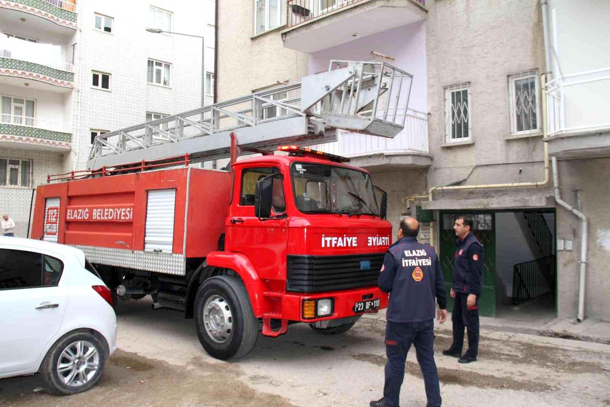 Elazığ\'da hakkında kayıp ihbarı yapılan çocuk, evinde kulaklıkla uyurken bulundu
