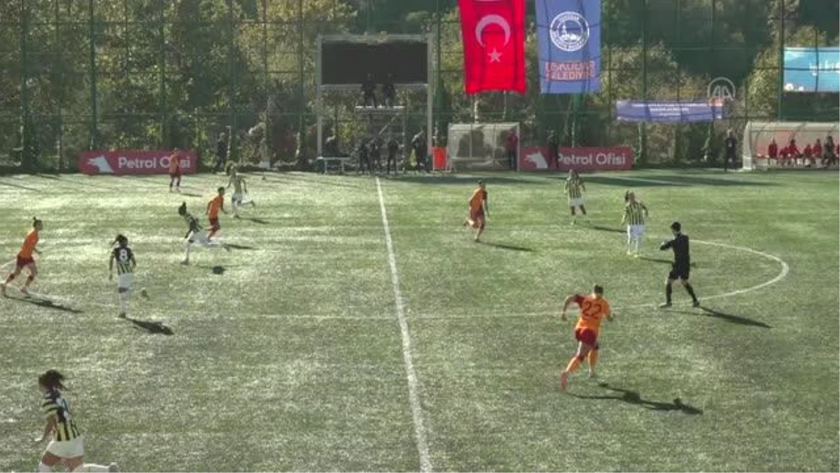 Futbol: Kadın Süper Lig - Galatasaray Petrol Ofisi, deplasmanda Fenerbahçe Petrol Ofisi\'ni 3-2 yendi