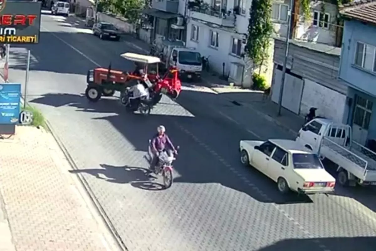 İzmir haberleri: İzmir\'de traktör ile motosikletin karıştığı kaza anı kamerada