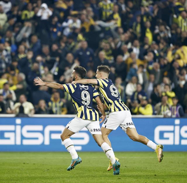 Kadıköy'de Rossi'nin gecesi! Fenerbahçe, sahasında Başakşehir'i yenerek liderliğe oturdu Kadıköy'de Rossi'nin gecesi! Fenerbahçe, sahasında Başakşehir'i yenerek liderliğe oturdu