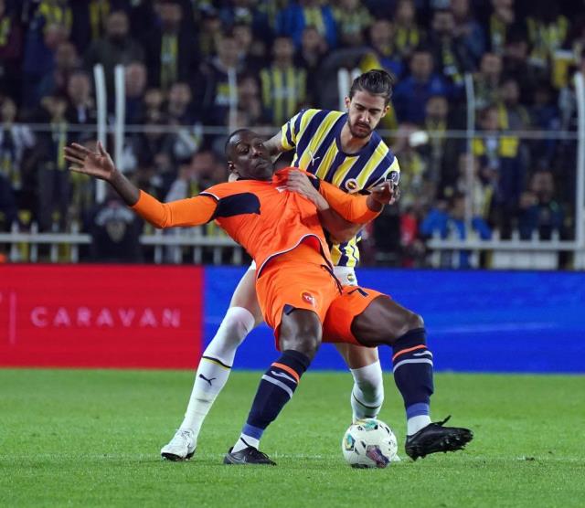Kadıköy'de Rossi'nin gecesi! Fenerbahçe, sahasında Başakşehir'i yenerek liderliğe oturdu Kadıköy'de Rossi'nin gecesi! Fenerbahçe, sahasında Başakşehir'i yenerek liderliğe oturdu