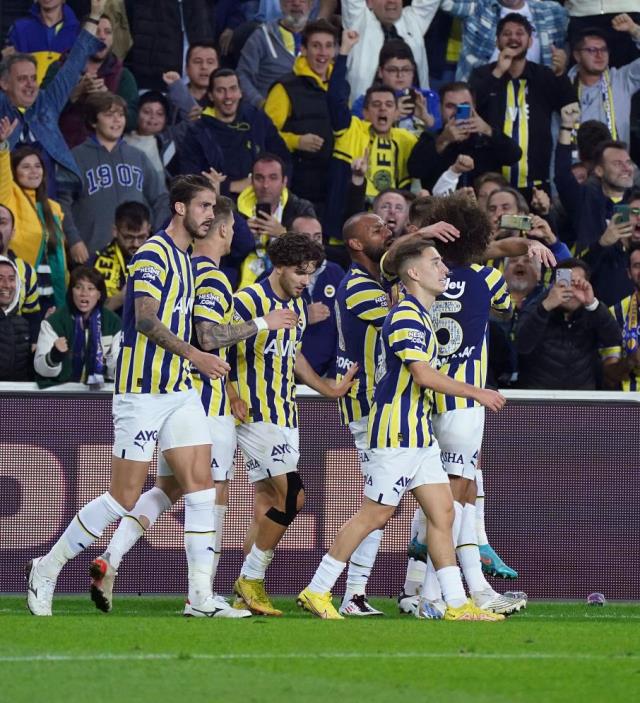 Kadıköy'de Rossi'nin gecesi! Fenerbahçe, sahasında Başakşehir'i yenerek liderliğe oturdu Kadıköy'de Rossi'nin gecesi! Fenerbahçe, sahasında Başakşehir'i yenerek liderliğe oturdu