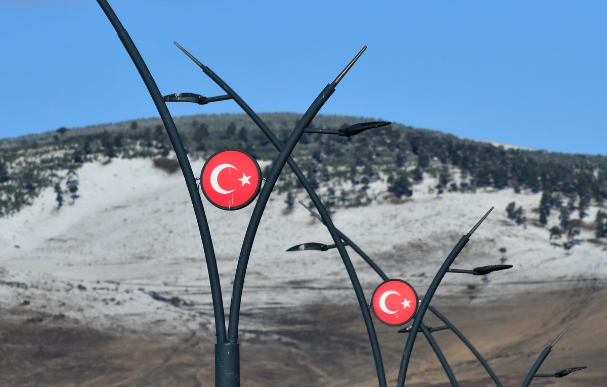 Kars haberi: Kars\'ta soğuk hava yüzünden araçların camları buz tuttu