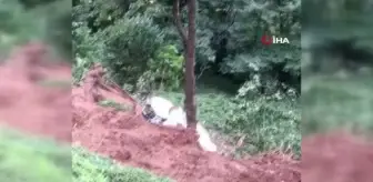 Köylüler, heyelanda toprak altında kalan aracın kurtarılmasını böyle izlediler