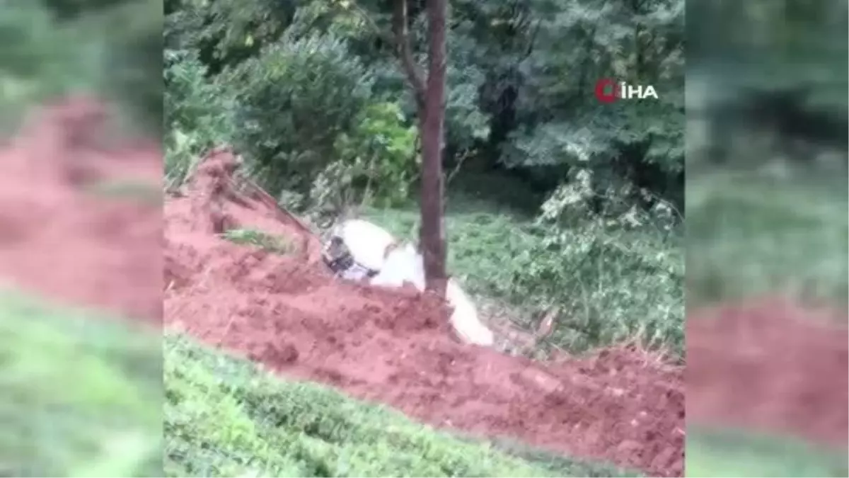 Köylüler, heyelanda toprak altında kalan aracın kurtarılmasını böyle izlediler