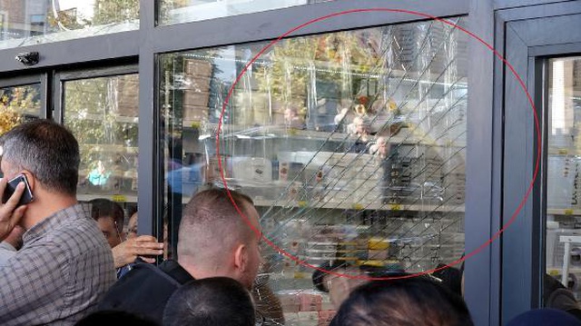 Mağaza açılışında izdiham yaşandı; polis müdahale etti Mağaza açılışında izdiham yaşandı; polis müdahale etti