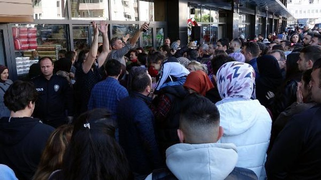 Mağaza açılışında izdiham yaşandı; polis müdahale etti Mağaza açılışında izdiham yaşandı; polis müdahale etti