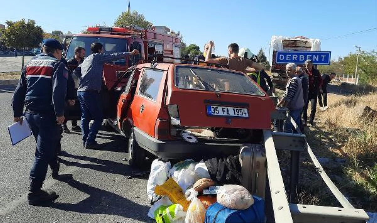 Minibüs ile otomobilin çarpışması sonucu 4 kişi yaralandı